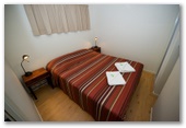 Shady Glen Tourist Park - Darwin Winnellie: Main bedroom in one bedroom cabin