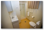 Shady Glen Tourist Park - Darwin Winnellie: Bathroom in one bedroom cabin.