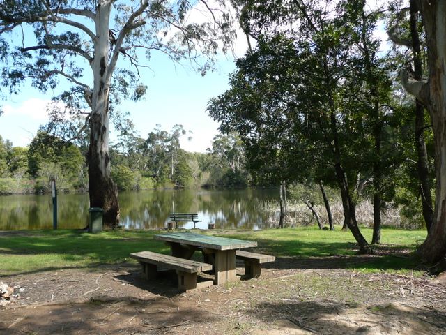 Jubilee Lake Holiday Park - Daylesford: Picnic table with views of the river