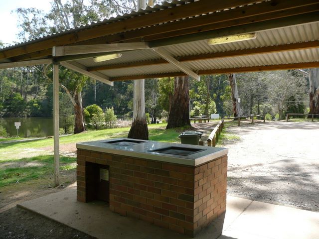Jubilee Lake Holiday Park - Daylesford: BBQ with Lake views