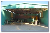 Nanga Bay Resort - Denham: Camp kitchen and BBQ area