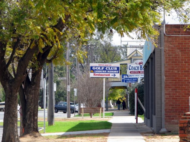 Deni Car-O-Tel Caravan Park - Deniliquin: The park is close to the Deniliquin Golf Course and easy walking distance from the main shops.