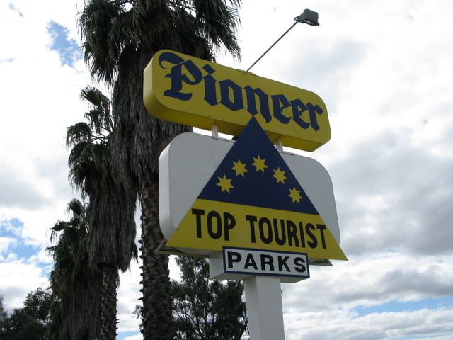Pioneer Tourist Park - Deniliquin: Pioneer Tourist Park welcome sign