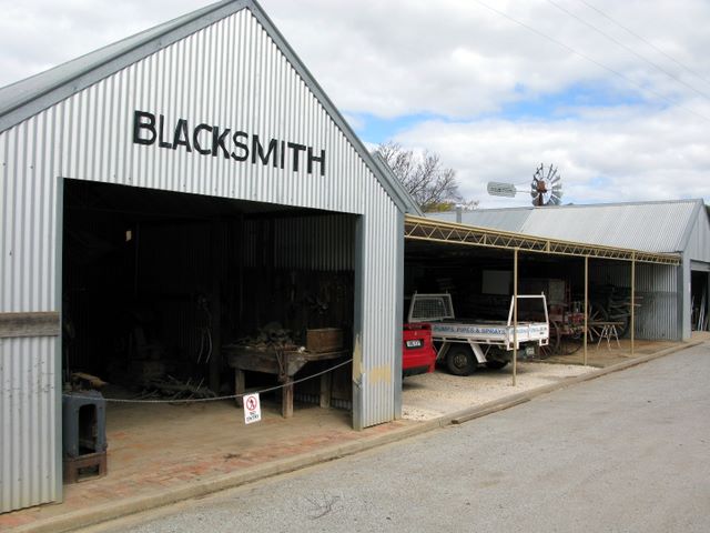 Pioneer Tourist Park - Deniliquin: Historic Blacksmith's shop near entrance