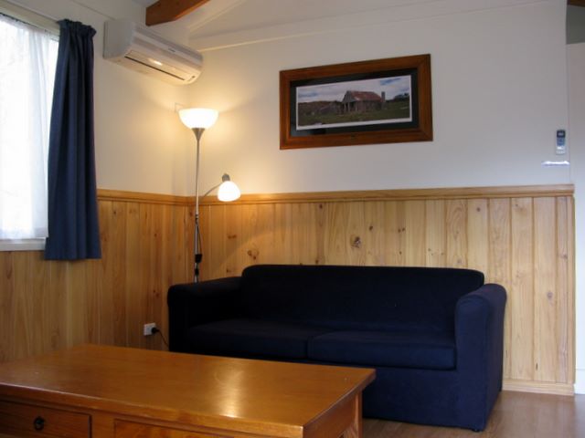 Deniliquin Riverside Caravan Park - Deniliquin: Lounge room in deluxe cottage