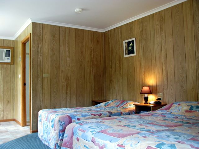 Deniliquin Riverside Caravan Park - Deniliquin: Interior of motel style accommodation