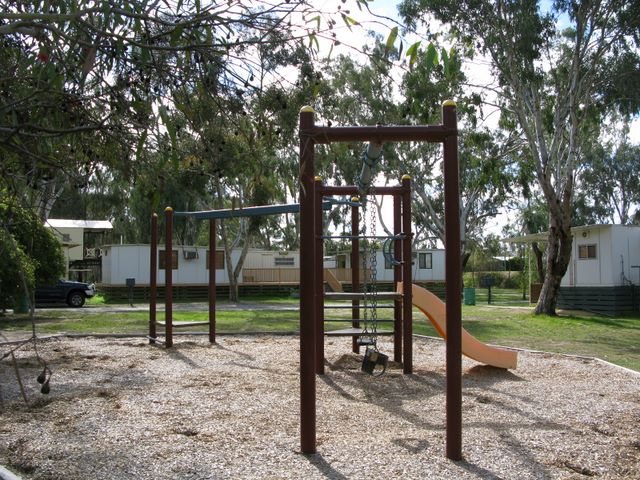 Deniliquin Riverside Caravan Park - Deniliquin: Playground for children.