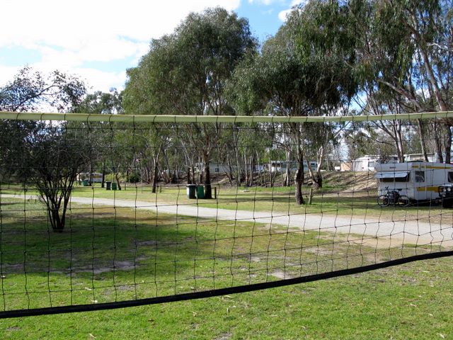 Deniliquin Riverside Caravan Park - Deniliquin: Area for volley ball