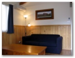 Deniliquin Riverside Caravan Park - Deniliquin: Lounge room in deluxe cottage