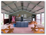 Deniliquin Riverside Caravan Park - Deniliquin: Camp kitchen and BBQ area