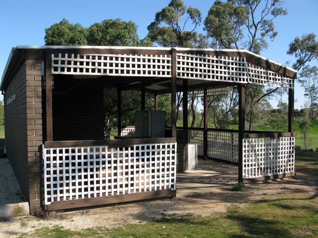 Donald Lakeside Caravan Park - Donald: Camp kitchen and BBQ area