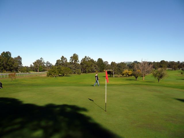 Drouin Golf & Country Club - Drouin: Green on Hole 18 looking back along fairway