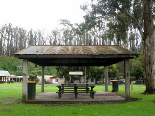 Glen Cromie Caravan Park - Drouin West: Sheltered picnic area
