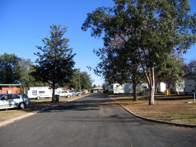 Dubbo City Holiday Park - Dubbo: Good paved roads throughout the park