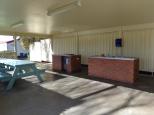 Dubbo City Holiday Park - Dubbo: BBQ area with hot running water.