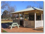 Dubbo City Holiday Park - Dubbo: Camp kitchen and BBQ area