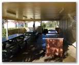 Dubbo City Holiday Park - Dubbo: Camp kitchen and BBQ area