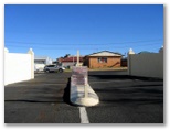 Dubbo City Holiday Park - Dubbo: Secure entrance and exit