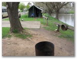 Dunolly Caravan Park - Dunolly: Camping beside the lake