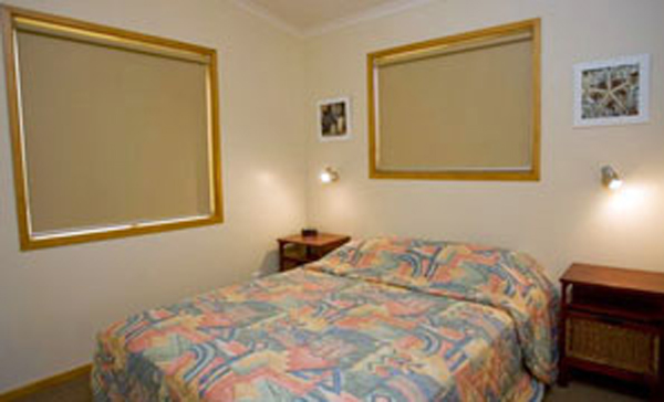 Joalah Holiday Park - Durras North: Bedroom in Executive Cabin