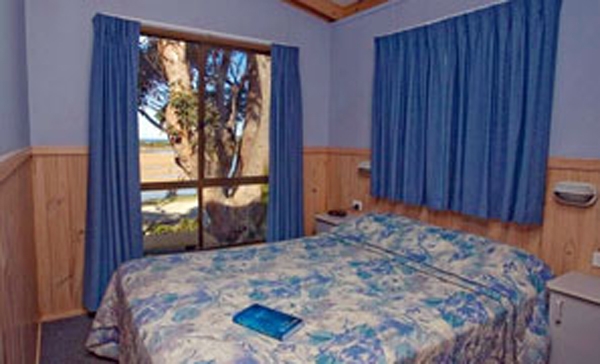 Joalah Holiday Park - Durras North: Bedroom in Waterfront and Waterview Deluxe Cabin