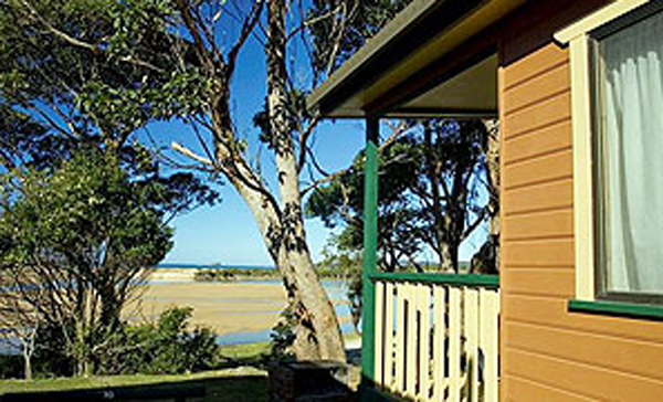 Joalah Holiday Park - Durras North: Waterfront and Waterview Deluxe Cabin