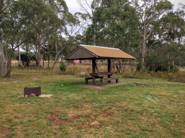 Ebor Sport & Recreation Area - Ebor: Large grassy area where you can park and use the picnic table facilities. 