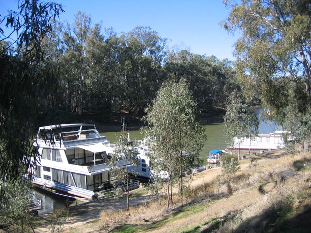Echuca Holiday Park - Echuca: The park is located beside the Murray River