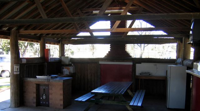 Echuca Holiday Park - Echuca: Camp kitchen and BBQ area