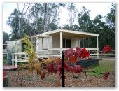 River Bend Caravan Park - Echuca: Standard rental cabin with Bathroom