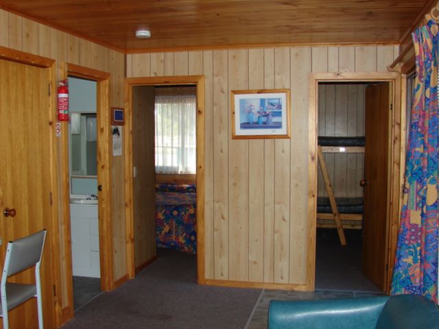 Yarraby Holiday Park - Echuca: Interior of cabin