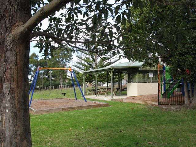 Garden of Eden Caravan Park - Eden: Playground for children and adjacent BBQ area.