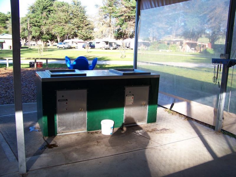Eden Valley Caravan Park - Eden Valley: Sheltered outdoor BBQ with view of the park in the background