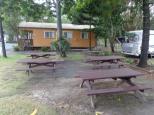 Emerald Beach Holiday Park - Emerald Beach: lots of picnic tables