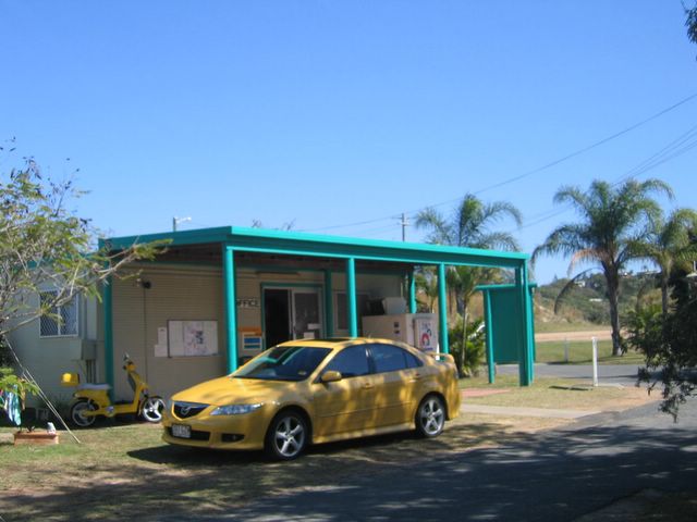 Bell Park Caravan Park - Emu Park: Reception area and shop