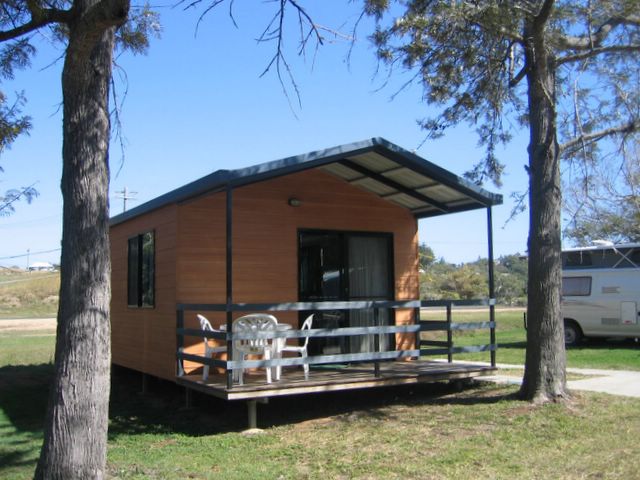 Bell Park Caravan Park - Emu Park: Cottage accommodation ideal for families, couples and singles
