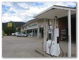 Eskdale Caravan Park - Eskdale: Supermarket and petrol immediately in front of the Caravan Park