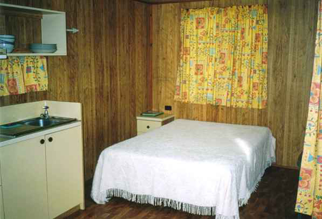 Bathers Paradise Caravan Park - Castletown Esperance: Interior of cabin