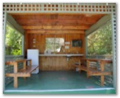 Pine Grove Holiday Park - Esperance: Camp kitchen and BBQ area