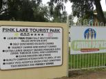 Pink Lake Tourist Park - Sinclair Esperance: Welcome sign 