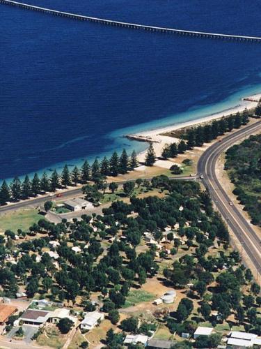 Esperance Seafront Caravan Park - Esperance: Aerial view of the park with the jetty in the background.