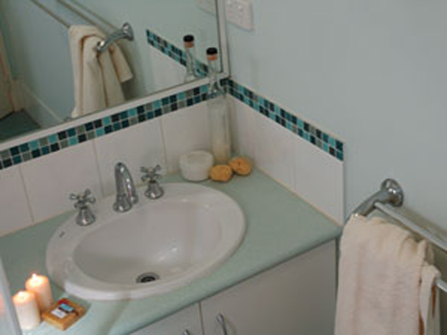 Ningaloo Caravan and Holiday Resort - Exmouth: Chalet bathroom
