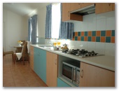 Ningaloo Caravan and Holiday Resort - Exmouth: Kitchen and Dining area