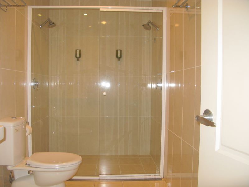 Wollongong Surf Leisure Resort - Fairy Meadow: Bathroom with two showers in two bedroom terrace apartment