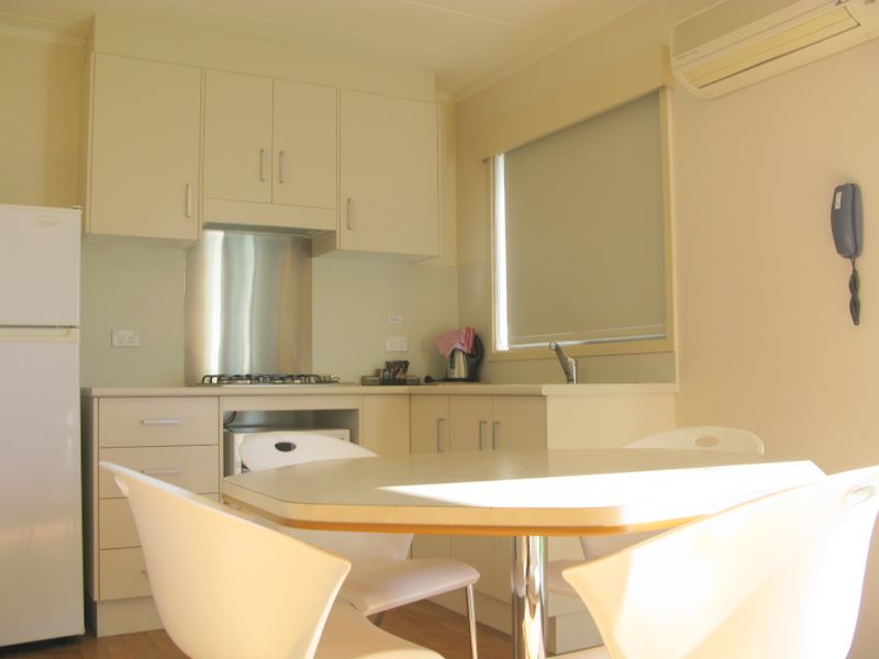 Wollongong Surf Leisure Resort - Fairy Meadow: Dining area and kitchen in one bedroom air conditioned unit