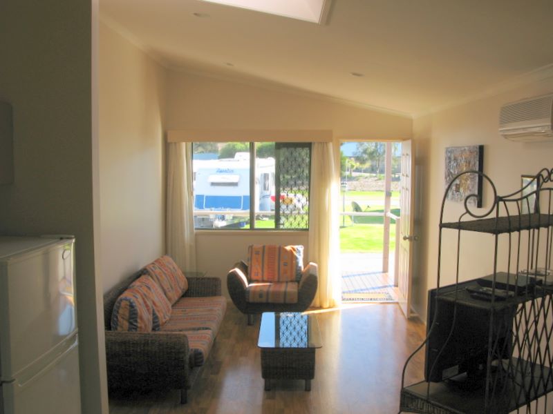 Wollongong Surf Leisure Resort - Fairy Meadow: Lounge room in two bedroom bungalow
