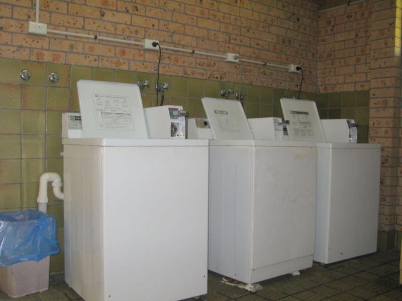 Wollongong Surf Leisure Resort - Fairy Meadow: Interior of laundry