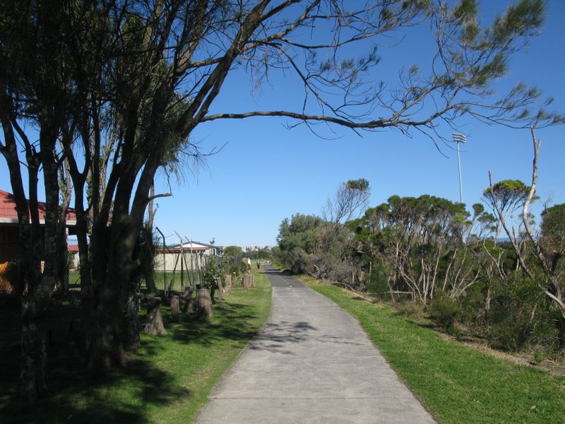 Wollongong Surf Leisure Resort - Fairy Meadow: Cycle and walkway behind the park goes all the way along the coast.