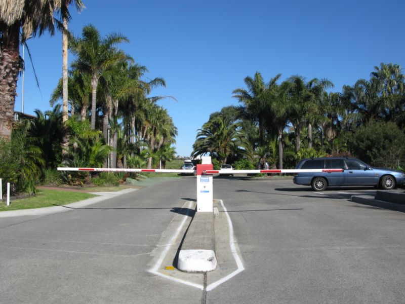 Wollongong Surf Leisure Resort - Fairy Meadow: Secure entrance and exit