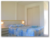 Wollongong Surf Leisure Resort - Fairy Meadow: Bed in open plan motel unit